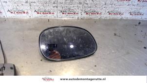 Used Mirror glass, right Honda Civic (EG) 1.5 DXi,LSi 16V Price on request offered by Autodemontage M.J. Rutte B.V.