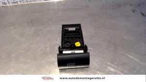 Usados Interruptor de calefactor luneta Kia Picanto (BA) 1.1 12V Precio de solicitud ofrecido por Autodemontage M.J. Rutte B.V.