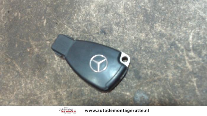 Używane Klucz Mercedes E Combi (S210) 3.2 E-320 CDI 24V Cena na żądanie oferowane przez Autodemontage M.J. Rutte B.V.