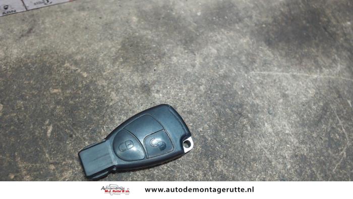 Używane Klucz Mercedes E Combi (S210) 3.2 E-320 CDI 24V Cena na żądanie oferowane przez Autodemontage M.J. Rutte B.V.