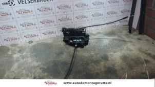 Used Door lock mechanism 2-door, right Renault Clio III (BR/CR) 1.2 16V 75 Price on request offered by Autodemontage M.J. Rutte B.V.