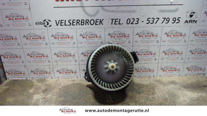 Heating and ventilation fan motor from a Toyota Yaris II (P9) 1.3 16V VVT-i 2007