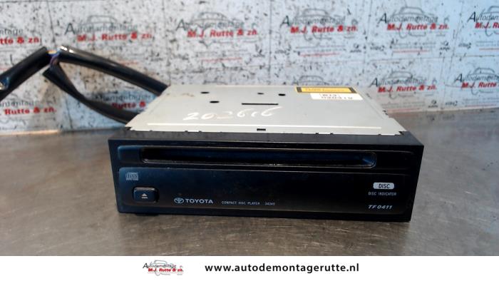 CD player from a Toyota Yaris (P1) 1.0 16V VVT-i 2000