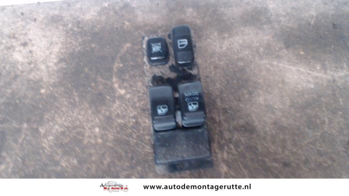 Usados Interruptor combinado de ventanillas Kia Carnival 2 (FIB/FLD) 2.9 HPDi 16V Precio de solicitud ofrecido por Autodemontage M.J. Rutte B.V.