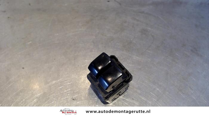 Usados Interruptor combinado de ventanillas Chevrolet Matiz 1.0 Precio de solicitud ofrecido por Autodemontage M.J. Rutte B.V.