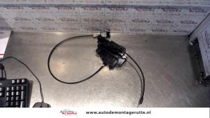 Used Door lock mechanism 2-door, right Renault Clio III (BR/CR) 1.2 16V 75 Price on request offered by Autodemontage M.J. Rutte B.V.