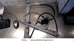 Usados Mecanismo de ventanilla de 2 puertas izquierda delante Renault Clio III (BR/CR) 1.2 16V 75 Precio de solicitud ofrecido por Autodemontage M.J. Rutte B.V.