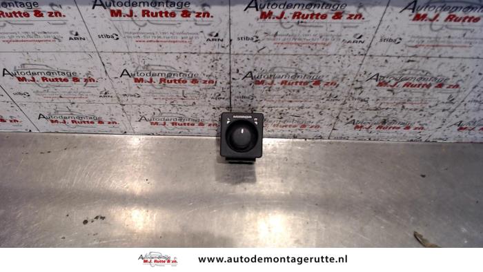 Używane Przelacznik lusterka Landrover Freelander Hard Top 2.5 V-6 Cena na żądanie oferowane przez Autodemontage M.J. Rutte B.V.