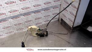 Used Front door lock mechanism 4-door, right Kia Sorento I (JC) 2.5 CRDi 16V Price on request offered by Autodemontage M.J. Rutte B.V.