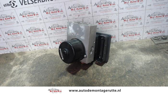 Begagnade ABS-pump Mercedes C Combi (S203) 2.2 C-220 CDI 16V Pris på förfrågan erbjuds av Autodemontage M.J. Rutte B.V.