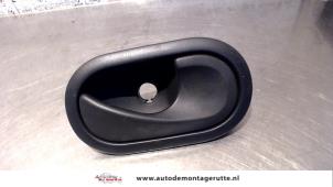 Used Door handle 2-door, right Renault Clio III (BR/CR) 1.2 16V 75 Price on request offered by Autodemontage M.J. Rutte B.V.