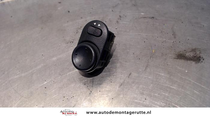 Mirror switch from a Opel Corsa C (F08/68) 1.0 12V Twin Port 2004