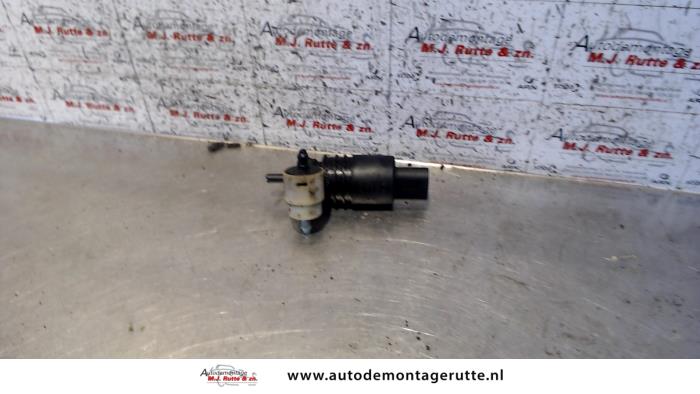 Windscreen washer pump from a Volkswagen Polo IV (9N1/2/3) 1.2 2007