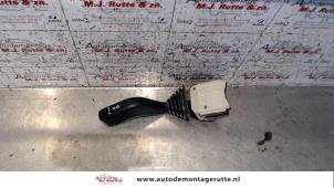 Usados Interruptor de indicador de dirección Opel Corsa B (73/78/79) 1.2i 16V Precio de solicitud ofrecido por Autodemontage M.J. Rutte B.V.