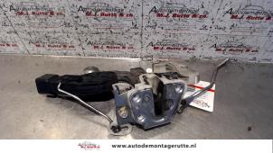 Gebrauchte Türschlossmechanik 4-türig rechts vorne Peugeot 107 1.0 12V Preis auf Anfrage angeboten von Autodemontage M.J. Rutte B.V.