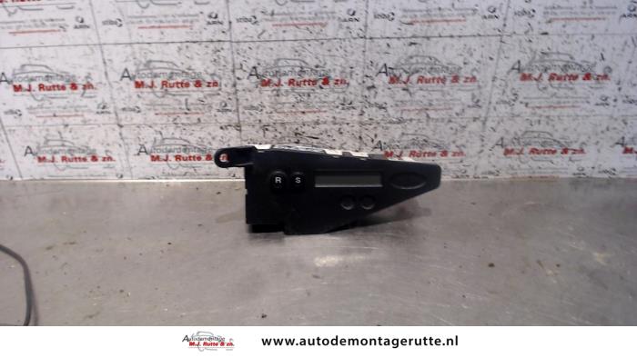 Używane Zegar Ford Focus 1 1.4 16V Cena na żądanie oferowane przez Autodemontage M.J. Rutte B.V.