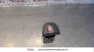 Usados Interruptor de luz de pánico Renault Twingo (C06) 1.2 Precio de solicitud ofrecido por Autodemontage M.J. Rutte B.V.