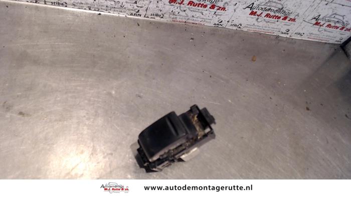 Usados Interruptor de ventanilla eléctrica Daihatsu Copen 1.3 16V DVVT Precio de solicitud ofrecido por Autodemontage M.J. Rutte B.V.