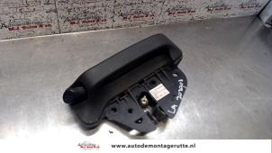 Used Sliding door handle, left Mercedes Vaneo (W414) 1.6 Price on request offered by Autodemontage M.J. Rutte B.V.