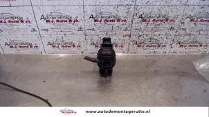 Usados Bomba de limpiaparabrisas delante Toyota Prius (NHW20) 1.5 16V Precio de solicitud ofrecido por Autodemontage M.J. Rutte B.V.