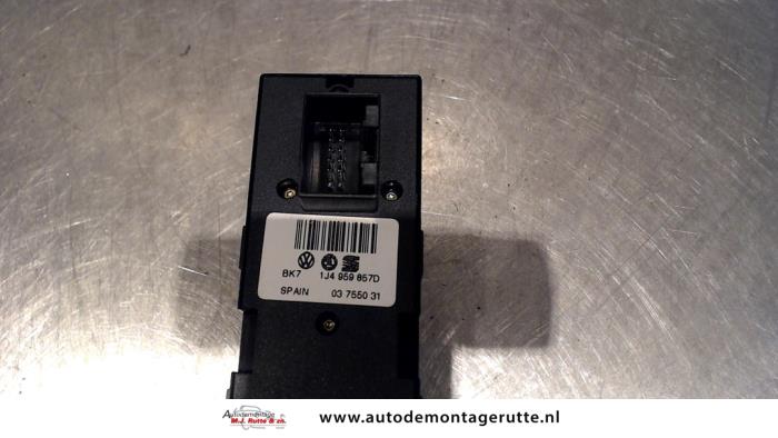 Multi-functional window switch from a Volkswagen Passat Variant (3B6) 1.9 TDI 100 2004