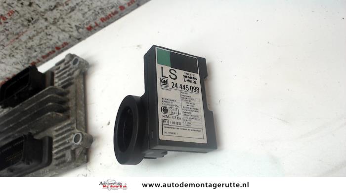 Ignition lock + computer from a Opel Zafira (F75) 2.2 16V 2001