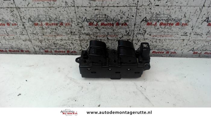 Usados Interruptor combinado de ventanillas Mazda 6 Sportbreak (GY19/89) 1.8i 16V Precio € 25,00 Norma de margen ofrecido por Autodemontage M.J. Rutte B.V.
