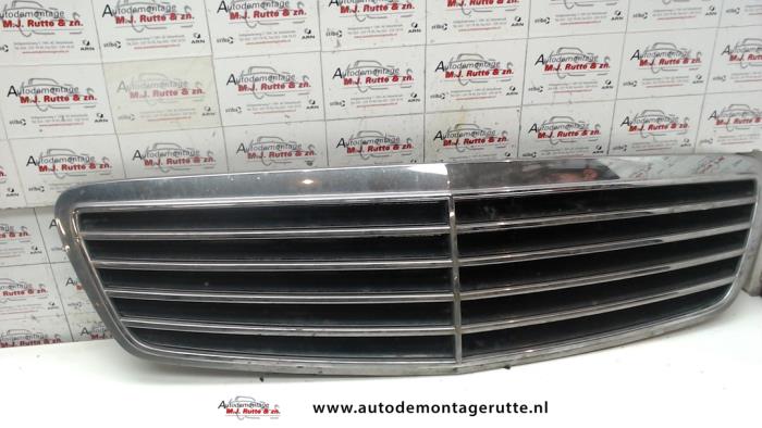 Używane Grill Mercedes S (W220) 3.2 S-320 18V Cena na żądanie oferowane przez Autodemontage M.J. Rutte B.V.
