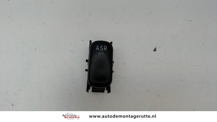 Interruptor ASR de un Mercedes-Benz C (W202) 1.8 C-180 16V 1998