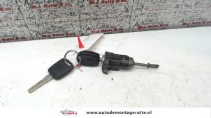 Used Door lock cylinder, left Seat Arosa (6H1) 1.0 MPi Price on request offered by Autodemontage M.J. Rutte B.V.