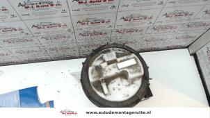 Used Electric fuel pump Renault Clio III (BR/CR) 1.2 16V 75 Price on request offered by Autodemontage M.J. Rutte B.V.
