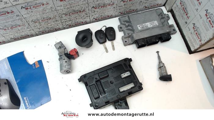 Used Ignition lock + computer Renault Clio III (BR/CR) 1.2 16V 75 Price € 125,00 Margin scheme offered by Autodemontage M.J. Rutte B.V.