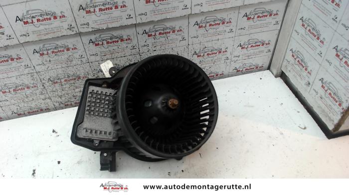 Heating and ventilation fan motor from a Mercedes-Benz C Sportcoupé (C203) 2.0 C-200K 16V 2001