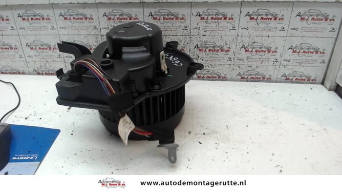 Heating and ventilation fan motor from a Mercedes-Benz C Sportcoupé (C203) 2.0 C-200K 16V 2001