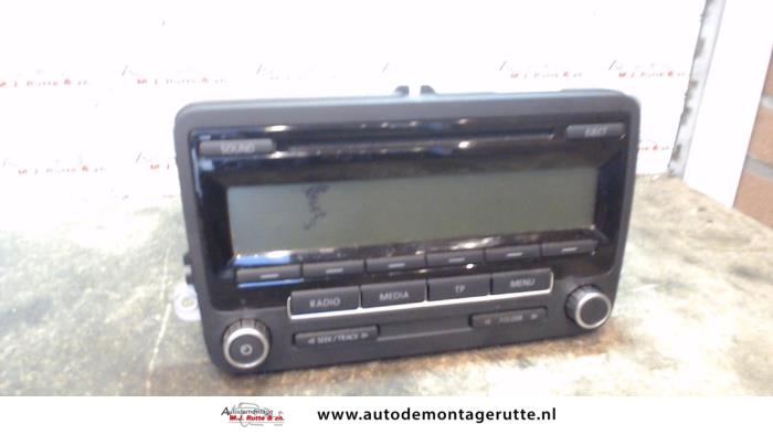 Radio van een Volkswagen Polo V (6R) 1.4 16V 2010