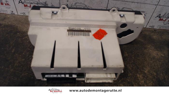 Panneau de commandes chauffage d'un Ford Mondeo III 2.0 TDCi/TDDi 115 16V 2001