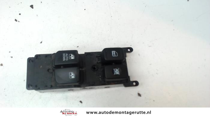 Multi-functional window switch from a Hyundai Accent 1.6i 16V 2010