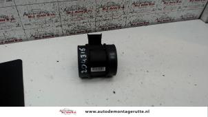 Usados Medidor de flujo de aire Opel Signum (F48) 2.2 DGI 16V Precio de solicitud ofrecido por Autodemontage M.J. Rutte B.V.