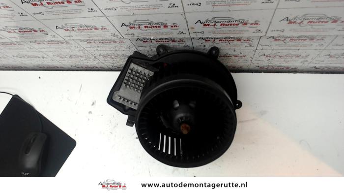 Heating and ventilation fan motor from a Mercedes-Benz C (W203) 2.7 C-270 CDI 20V 2002