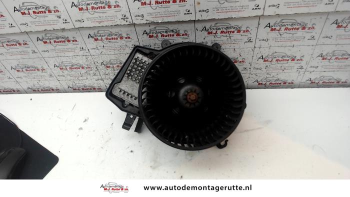 Heating and ventilation fan motor from a Mercedes-Benz C (W203) 2.7 C-270 CDI 20V 2002