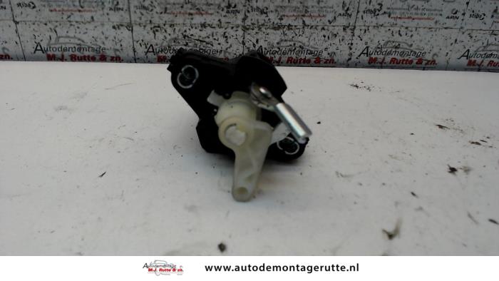 Rear lock cylinder from a Peugeot 108 1.0 12V 2014