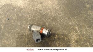 Usados Inyector (inyección de gasolina) Volkswagen Polo III (6N2) 1.4 16V 75 Precio de solicitud ofrecido por Autodemontage M.J. Rutte B.V.