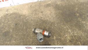 Usados Inyector (inyección de gasolina) Volkswagen Polo III (6N2) 1.4 16V 75 Precio de solicitud ofrecido por Autodemontage M.J. Rutte B.V.