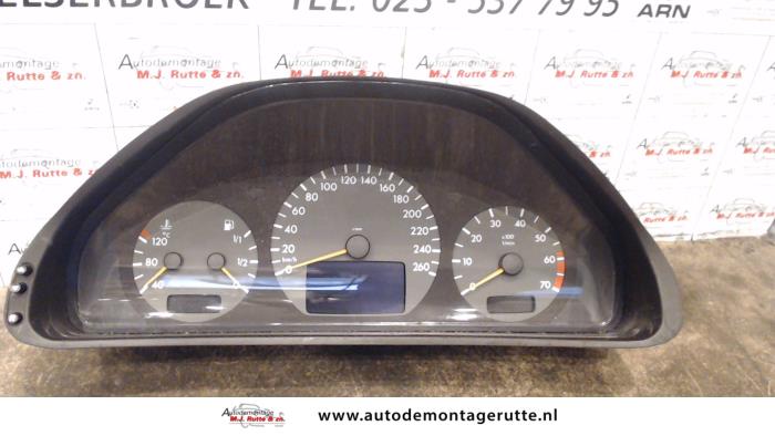 Cuentakilómetros de un Mercedes-Benz CLK (W208) 2.3 230K 16V 1999