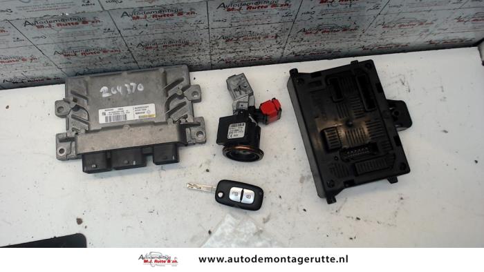 Used Ignition lock + computer Renault Clio III (BR/CR) 1.2 16V 75 Price on request offered by Autodemontage M.J. Rutte B.V.