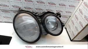 Używane Reflektor prawy Mercedes CLK (W208) 2.3 230K 16V Cena na żądanie oferowane przez Autodemontage M.J. Rutte B.V.