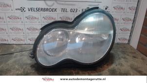 Używane Reflektor lewy Mercedes C (W203) 2.2 C-200 CDI 16V Cena na żądanie oferowane przez Autodemontage M.J. Rutte B.V.
