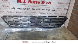 New Grille Peugeot 308 Price on request offered by Autodemontage M.J. Rutte B.V.