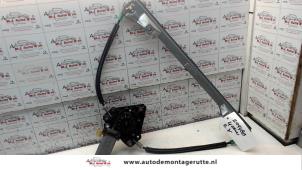 Used Window mechanism 4-door, front right Renault Clio II (BB/CB) 1.6 Price on request offered by Autodemontage M.J. Rutte B.V.