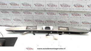 Używane Uchwyt tylnej klapy Lancia Ypsilon (843) 1.2 16V Cena na żądanie oferowane przez Autodemontage M.J. Rutte B.V.